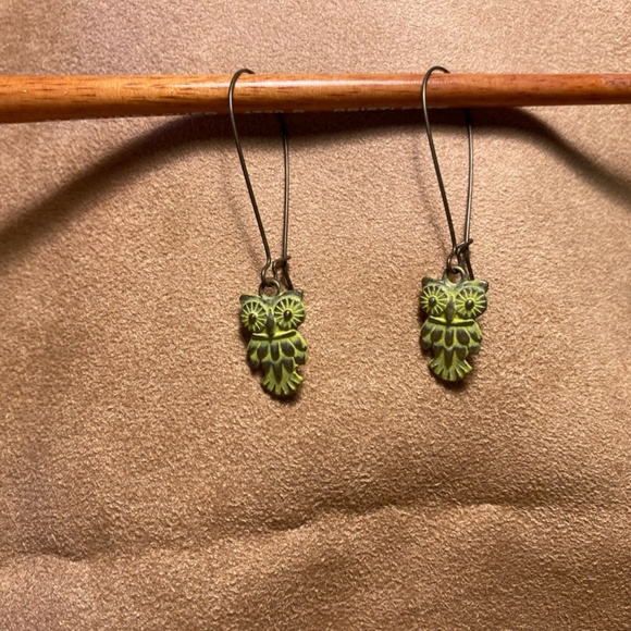 Owl earrings, set. Green owls with copper-ish wire hoops. - Picture 3 of 3